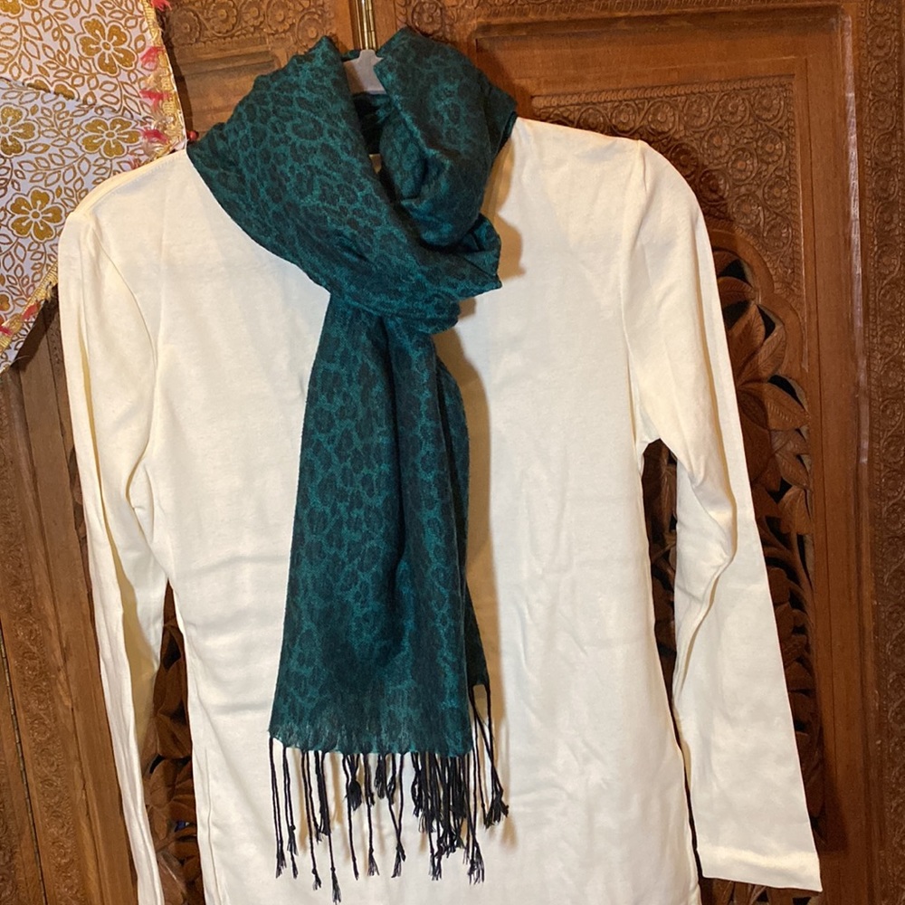 Forever 21 green and black animal print scarf EUC